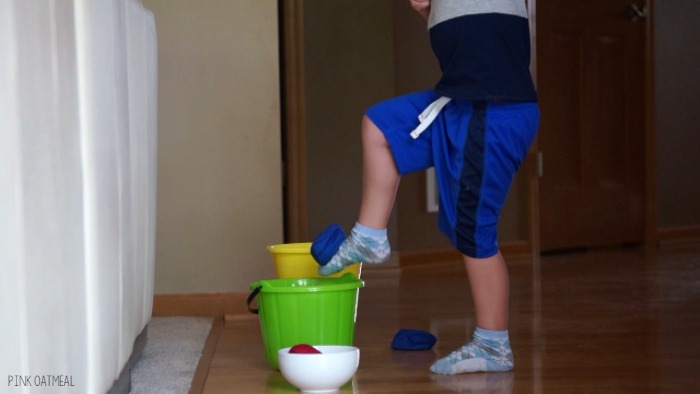 Bean bag balance game. Awesome for gross motor activities. Great for gross motor stations, physical education, the classroom, therapy, and home! A great way to work on single leg balance! 