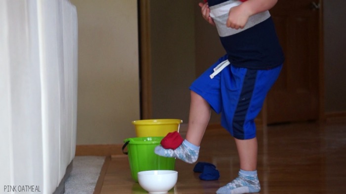 Bean bag balance game. Awesome for gross motor activities. Great for gross motor stations, physical education, the classroom, therapy, and home! A great way to work on single leg balance! 