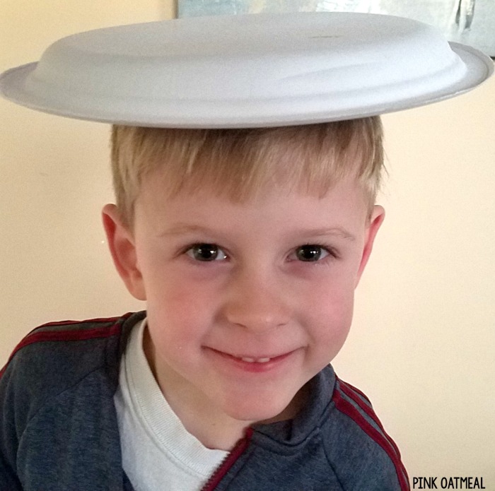 Simple Gross Motor Game with paper plates. This gross motor activity is perfect for preschool gross motor, physical therapy, occupational therapy, and physical education. #grossmotor #preschool